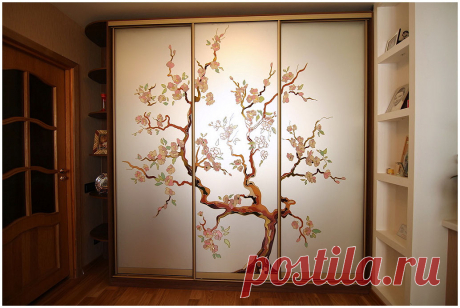 Шкаф купе с витражом на матовом зеркале. Цена 112900 руб.