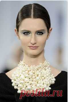 (42) Chanel at Paris Fashion Week Fall 2014. | Jewelry on Runways (2013-2014) - International | Шанель, Парижская Мода и Недели Моды