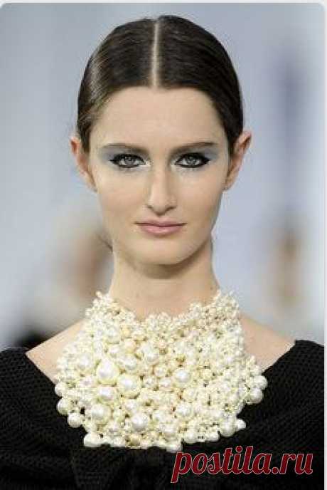 (42) Chanel at Paris Fashion Week Fall 2014. | Jewelry on Runways (2013-2014) - International | Шанель, Парижская Мода и Недели Моды