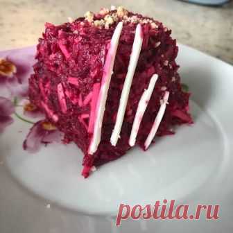 Закуска свекольная ИНГРЕДИЕНТЫ 1 крупная свекла Соль Толченые грецкие орехи (горсточка) 1 ст.л сметаны 1 плавленый сырок (70 гр) 2 зубчика чеснока ПРИГОТОВЛЕНИЕ Свеклу отвариваем до готовности, оставляем в холодной воде на минуток 10. Натереть на терке свеклу и сырок, выдавить через пресс чеснок, добавить сметану или майонез, соль и толченые орешки. Перемешать и кушать