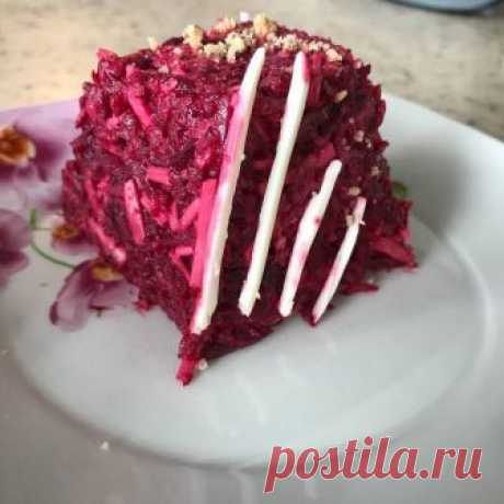 Закуска свекольная ИНГРЕДИЕНТЫ 1 крупная свекла Соль Толченые грецкие орехи (горсточка) 1 ст.л сметаны 1 плавленый сырок (70 гр) 2 зубчика чеснока ПРИГОТОВЛЕНИЕ Свеклу отвариваем до готовности, оставляем в холодной воде на минуток 10. Натереть на терке свеклу и сырок, выдавить через пресс чеснок, добавить сметану или майонез, соль и толченые орешки. Перемешать и кушать