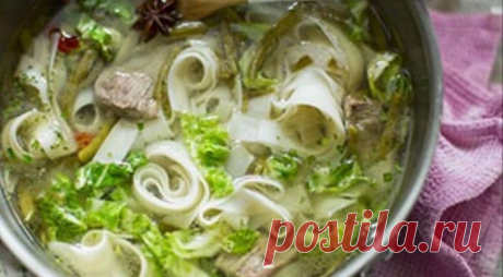 суп с бараниной, зеленой фасолью и рисовой лапшой