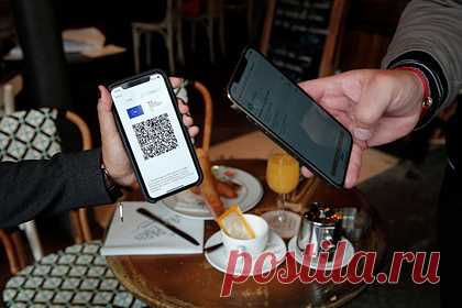 Власти Франции заменят санитарные пропуска для граждан на вакцинные. На фоне роста числа заболевших коронавирусом власти Франции решили заменить санитарные пропуска для граждан на вакцинные. Сенат Пятой республики большинством голосов одобрил принятие соответствующего законопроекта. Сертификат можно будет получить только после прививки от COVID-19.