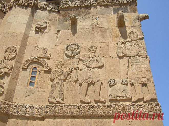 Աղթամարի Սուրբ Խաչ եկեղեցու բարձրաքանդակներից վերականգնումից հետո։
Միջնադարյան Հայաստանի քանդակագործությունը հիմնականում հայտնի է ճարտարապետական հուշարձանների
պատկերաքանդակներով,կոթողներով,հուշասյուներով,«թևավոր» խաչերով, խաչքարերով և վաղ միջնադարում
 հարթապատկերային,գծա-գրաֆիկական է։V դ սկզբին տեղական քանդակագործության ավանդույթները
ներհյուսվել են Հայաստանի վաղ քրիստոնեական քանդակարվեստին:Կոթողներին ու
հուշարձաններին քանդակվել են Հին և Նոր կտակարաններից սյուժեներ,սրբերի,Հիսուսի, Աստվածամոր