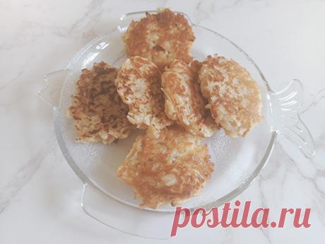 Оладьи с яблоками - на vse-o-ede-online.ru Оладьи с яблоками. Приготовьте эту вкусняшку, которую можно есть вместе с чаем или кофе. Готовится очень просто и легко. Придется лишь потратить немного времени