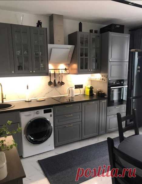 Кухня в скандинавском стиле: темная и уютная. Акцентным являетс желтое кресло, где удобно проводить вечера).