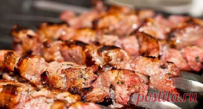 3 секрета мягкого мяса на шашлык за полчаса!

1. Рецепт весьма прост:
на 2 кг мяса - 1 большой киви или 2 маленьких.
Спелые разминаем руками и перемешиваем с мясом,а твёрдые киви режем на мелкие кусочки тоже перемешиваем с мясом. Специи и лук - как обычно любите.мясо всегда становилось мягким всего за полчаса!

2. Еще один 