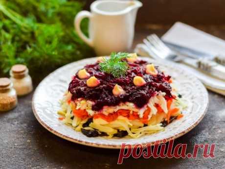 ​Слоеный салат с черносливом и свеклой