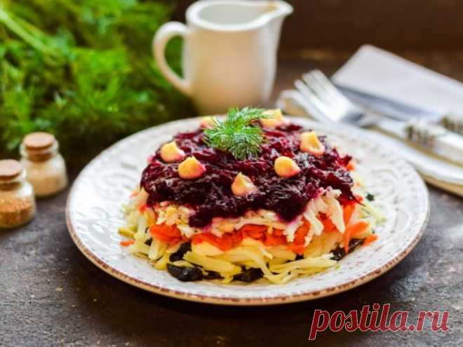 ​Слоеный салат с черносливом и свеклой