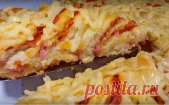 Крученный пирог с колбасой и сыром, вкуснее пиццы.

К этому пирогу подойдет любая начинка, тут главное идея подачи.

Тесто слоенное, дрожжевое, упаковка с двумя пластами. Разморозить, немного раскатать и округлить края, можно использовать тарелку, положили на тесто, обрезали края и получили 2 одинаковых круга. Укладываем круг теста на смазанный противень, смазываем тесто сверху вкусным кетчупом или соусом домашнего приготовления, далее тонко нарезанную колбасу или ветчину,...