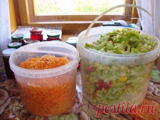 ЛЕЧО!
Началась пора заготовок.
ЛЕЧО - 3 кг помидор, 1 кг перца, 1 кг моркови, 1 кг лука, 1 стакан сахара, 3 ст. л. соли, 300 мг растительного масла, 1 ч. л. хмели-сунели, пучок петрушки, 1 ст. л.уксуса 9% .
Помидоры пропустить через мясорубку, поставить на плиту, кипятить 20 мин. Перец, лук порезать, морковь натереть на крупной терке.
Затем соль, сахар, масло, овощи, хмели - сунели, петрушку добавляем в томаты и тушим с момента закипания 30 мин., уксус в конце варки.
Раскл...