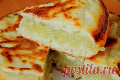 Заливной пирог с картофелем в мультиварке - пошаговый рецепт с фото Заливные пироги готовлю довольно часто, очень нравятся мне они за свою быстроту и простоту. Обычно предпочитаю печь их в духовке, но в этот раз решила попробовать приготовить заливной пирог в мультиварке. В качестве начинки взяла за основу картофель. Пирог получился очень сытный и вкусный.