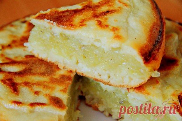 Заливной пирог с картофелем в мультиварке - пошаговый рецепт с фото Заливные пироги готовлю довольно часто, очень нравятся мне они за свою быстроту и простоту. Обычно предпочитаю печь их в духовке, но в этот раз решила попробовать приготовить заливной пирог в мультиварке. В качестве начинки взяла за основу картофель. Пирог получился очень сытный и вкусный.