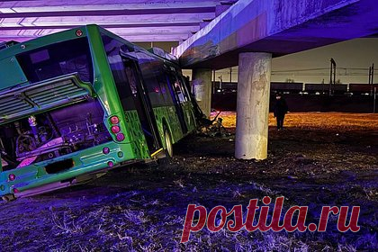 Автобус с пассажирами врезался в опору моста в российском городе