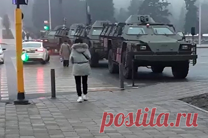 В Казахстане протестующие поставили на колени военных. В Мангистауской области активисты на джипах преследовали несколько грузовиков, внутри которых находились военнослужащие. Им удалось подрезать и остановить как минимум один из них. Сначала силовиков закидали камнями, после чего вытащили их «на покаяние», поставив на колени.