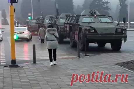 В Казахстане протестующие поставили на колени военных. В Мангистауской области активисты на джипах преследовали несколько грузовиков, внутри которых находились военнослужащие. Им удалось подрезать и остановить как минимум один из них. Сначала силовиков закидали камнями, после чего вытащили их «на покаяние», поставив на колени.
