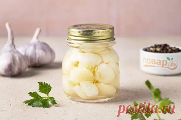 Подсмотрела идею в ресторане и повторила на своей кухне! Нереально вкусный маринованный чеснок для салатов и закусок! - Будет вкусно - 6 ноября - 43811121240 - Медиаплатформа МирТесен