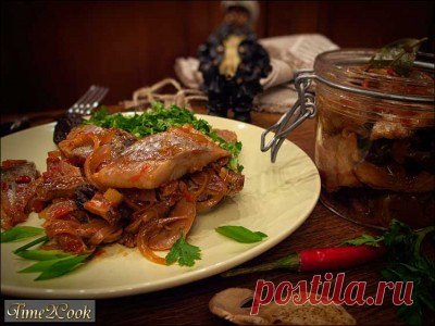 Сельдь с грибами и черносливом
