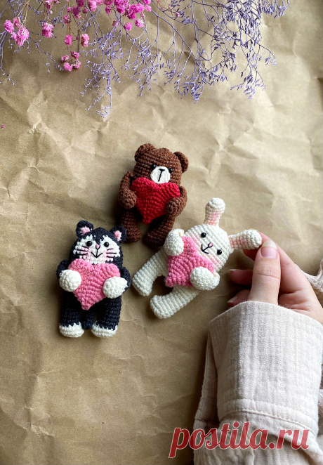 PDF Магниты крючком. FREE crochet pattern; Аmigurumi toy patterns. Амигуруми схемы и описания на русском. Вязаные игрушки и поделки своими руками #amimore - котик, зайка и мишка с сердечком, 14 февраля, день Святого Валентина, маленький магнит на холодильник, зверята, зверюшки.