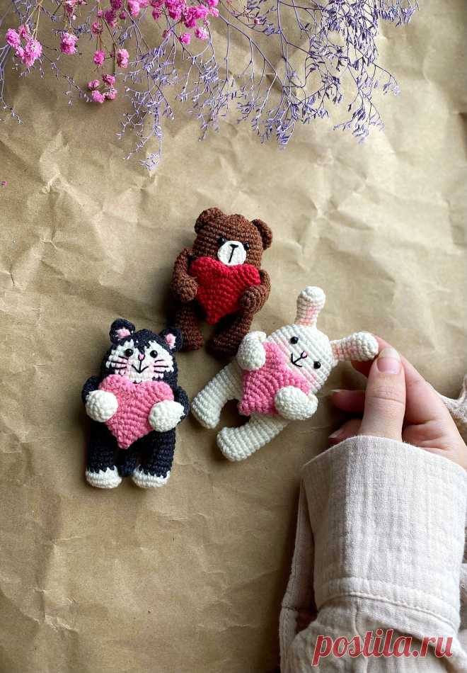 PDF Магниты крючком. FREE crochet pattern; Аmigurumi toy patterns. Амигуруми схемы и описания на русском. Вязаные игрушки и поделки своими руками #amimore - котик, зайка и мишка с сердечком, 14 февраля, день Святого Валентина, маленький магнит на холодильник, зверята, зверюшки.