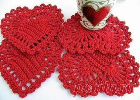 Вязаные сердечки - подставочки под горячее
#крючок #вязаные_идеи
На схеме маленькое сердечко.
Что бы связать такое, как на фото, нужно набрать 11 в.п. и вязать 10 рядов ст б/н., затем 1 в.п. для подъема и 9 ст с 2/н в середину одной стороны квадрата, ст б/н в угол квадрата, и 9 ст с 2/н в середину другой стороны квадрата. Между столбиками провязываем по 1 в.
Далее обвязка: 1р.: ст с/н и между ними 1 в.п. - по сторонам квадрата через ряд (в угол квадрата 2 ст с/н и между ни...