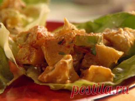 Куриный салат с картофелем на салатных листьях — рецепт