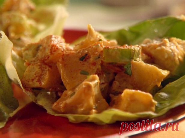 Куриный салат с картофелем на салатных листьях — рецепт