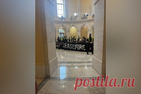 Протестующие против кровопролития в секторе Газа активисты ворвались в Капитолий. Полиция США арестовала 500 человек. В США протестующие против боевых действия и кровопролития в секторе Газа ворвались в здание конгресса США. Организация Jewish Voice for peace («Еврейский голос за мир»), члены которой участвовали в протесте, заявила, что на демонстрацию вышло десять тысяч человек, около 500 было арестовано.