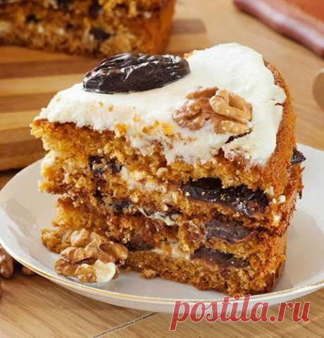 Медовик с черносливом и орехами.