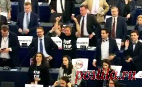 В Европарламенте — скандал из-за зоны свободной торговли с США. ...Европейский парламент отложил дискуссии о трансатлантическом соглашении о свободной торговле с США