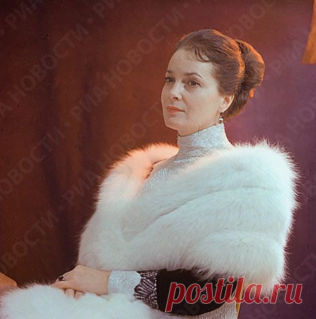 ЭЛИНА БЫСТРИЦКАЯ Заслуженная артистка РСФСР (7.03.1962).
Народная артистка РСФСР (10.01.1966).
Народная артистка СССР (1978).С 1958 года — актриса Академического Малого театра СССР.
С 1979 года — педагог Высшего театральном училище им. М. С. Щепкина и ГИТИСа имени А. В. Луначарского. 
ПРИЗЫ И НАГРАДЫ
Орден «За заслуги перед Отечеством» I степени (4 апреля 2008).
Орден «За заслуги перед Отечеством» II степени (1 апреля 1998).
Орден Октябрьской Рево