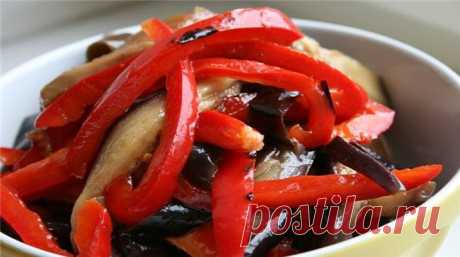 Вкус этих маринованных баклажанчиков, хочется ощущать снова и снова! Прям как наваждение! Эти маринованные баклажаны расходятся на любом застолье в считанные минуты. Как только приближается сезон баклажанов, вся родня в предвкушении