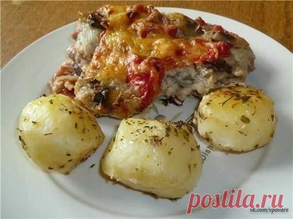 Свинина, запеченная с овощами под соус / Вкусные привычки