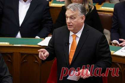 Орбан призвал к мирному урегулированию на Украине. Премьер-министр Венгрии Виктор Орбан высказался о возможном завершении конфликта на Украине. «Венгры видят, что Россия не победит Украину, но и Украина, поддерживаемая Западом, не победит Россию. В этой ситуации необходимо спасать жизни, и мирные переговоры необходимы как можно скорее», — призвал он.