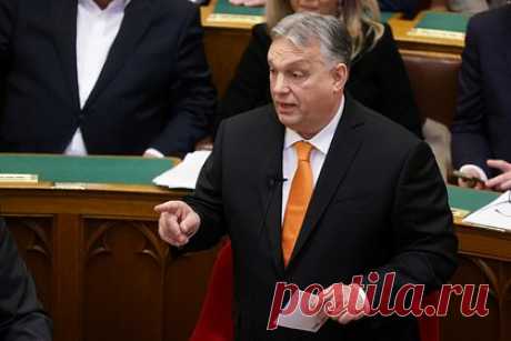 Орбан призвал к мирному урегулированию на Украине. Премьер-министр Венгрии Виктор Орбан высказался о возможном завершении конфликта на Украине. «Венгры видят, что Россия не победит Украину, но и Украина, поддерживаемая Западом, не победит Россию. В этой ситуации необходимо спасать жизни, и мирные переговоры необходимы как можно скорее», — призвал он.