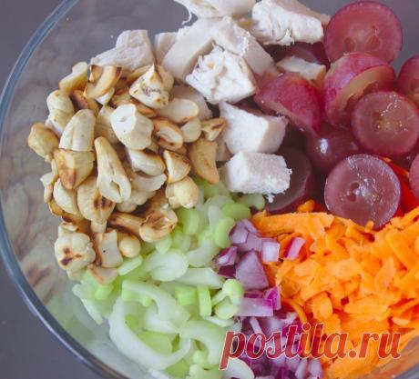 Очень яркий, вкусный и слегка экзотический салат с курицей, карри и виноградом в индийском стиле