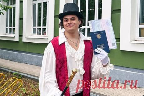 Жена Стаса Костюшкина показала внешность их сына на фото с выпускного