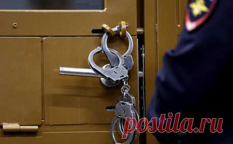 Следователя по делу о стрельбе в школе Казани арестовали за растрату. Полковника СК Александра Избенко, участвовавшего в расследовании целого ряда резонансных уголовных дел, включая теракт над Синаем и стрельбу в казанской гимназии, арестовали до 12 декабря по делу об особо крупной растрате