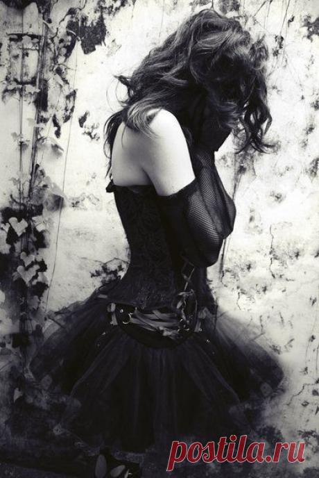 СЛОВА ПРОТИВ ОБИДЧИКОВ
Если вас изводят враги и больше нет сил терпеть, дождитесь, когда ваш враг пойдет мимо вас, и скажите ему в спину:
"Господняя сила карает,
Обиженной душе помогает.
Суд Господний вышлет тебя,
Мой враг, в огненное море,
Во сухое, заброшенное поле.
Господи! Спаси меня от моих врагов.
Камень разбивается, всякое зло усмиряется.
Во имя Отца и Сына и Святого Духа.
Ныне, присно, во веки веков.
Аминь."