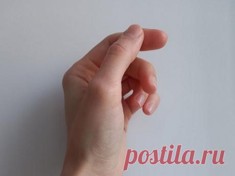 5 жестов, которые помогут оградиться от бед и проблем Каждый человек сам может обеспечить себе безопасность от любых бед и избежать негативного влияния со стороны неприятных людей. Простые жесты подарят чувство уверенности и станут настоящим щитом, который защитит от невзгод.