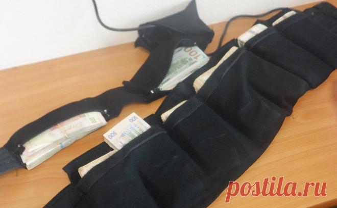 Таможенники задержали украинку с миллионом гривен на теле. В Псковской области таможенники задержали украинку с более чем миллионом гривен в нательных поясах, сообщила Федеральная таможенная служба (ФТС) в своем телеграм-канале.