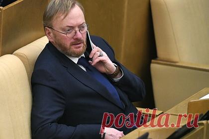 Милонов предложил способ избавиться от зависти в школах из-за разных смартфонов. Депутат Госдумы Виталий Милонов предложил составить список одобренных Министерством просвещения доступных моделей смартфонов для школьников. Он отметил, что дети, владеющие смартфонами последней модели, становятся в глазах одноклассников «своеобразной школьной аристократией» и вызывают зависть у остальных.