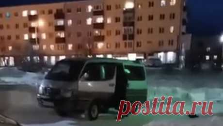Россиянин с приятелем избил и похитил бывшую возлюбленную. В Томари двое мужчин похитили женщину, избили ее и вывезли в Красногорск, пострадавшую спасли очевидцы. Об этом сообщает СУ СК РФ по Сахалинской области. На Сахалине возбудили уголовное дело по факту похищения человека, двое жителей ...