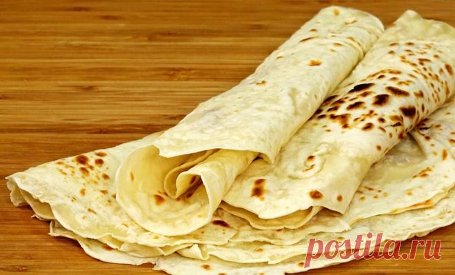 Научилась делать дома лаваш: в магазин даже не заглядываю (делюсь рецептом) Очень просто готовится, а получается даже вкуснее, чем магазинный. В миску просеиваю муку, добавляю соль, масло и кипяток. Именно кипяток! Вода только закипела - сразу вливаю.Перемешиваю вначале ложкой, затем руками. Замешиваю тесто. Убираю его в пакет и оставляю на столе на 30