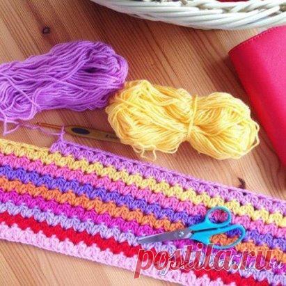 Узор крючком из пышных V-столбиков
Описание и схема: https://vjazalochka.ru/uzory-vyazaniya/kryuchkom/uzor-kryuchkom-iz-pyshnykh-v-stolbikov