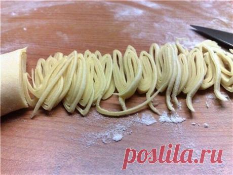 Как сделать домашнюю лапшу: 3 варианта на выбор!
№ 1. без воды...
Тесто:
мука – 1 стакан
яйцо – 3 шт.
соль – по вкусу

Муку просеять и насыпать горкой. Сверху сделать углубление. Посолить. Яйца взбить и влить в муку. Тщательно перемешать. Оставить на 30 минут. Тесто раскатать пластом толщиной 2-3 мм. Немного дать подсохнуть и нарезать тонкой лапшой.

№ 2. на молоке...
Тесто : 1 стакан муки; 1 яйцо; 2 столовые ложки молока; соль (одна «хорошая» щепотка)

Муку насыпать на ст...