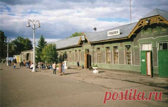 ВОКЗАЛ ЖЕЛЕЗНОДОРОЖНЫЙ ст. Рубцовск 
Здание вокзала кирпичной кладки было построено в 1914 г. Для его строительства жители с. Рубцово зимой 1913 г. возили камень за 40 км с каменоломни «Щеки», песок с р. Алей, лес с Волового кордона за 80 км, делали и обжигали кирпич за рекой. В здании вокзала размещались помещения дежурного по станции, начальника станции, товарной конторы, билетной кассы, небольшого зала ожидания для пассажиров, частного буфета. В этом же здании была комната для телефонно-телег