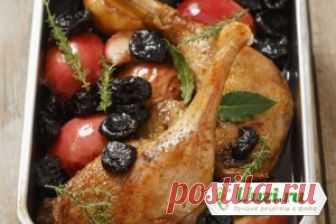 Утиные ножки с черносливом и яблоками
