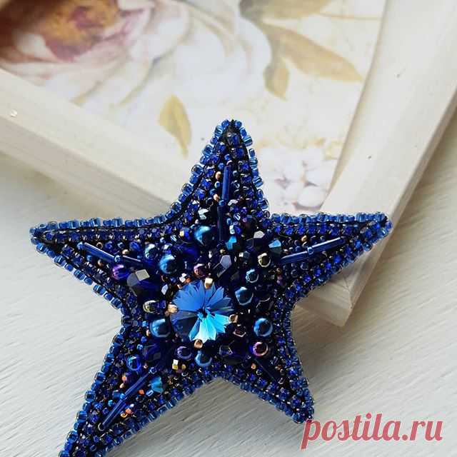Доброго всем дня! 💖
Новая для меня форма-летящая звездочка 🌠🌠. Сделана на заказ, по эскизу заказчицы.
 В работе, кристалл Сваровски, корейская стразовая лента,жемчуг, дропсы, японский бисер Миюки и Делика,рондели, биконусы, кожа, японская булавочка с защитным механизмом. 
Цена повтора 3500 руб .
#брошьзвезда #брошьзвездочка #летящаязвезда #брошьорден #сваровски #Swarovski #моздок #брошьмосква #брошь #брошьизбисера #украшеничручнойработы