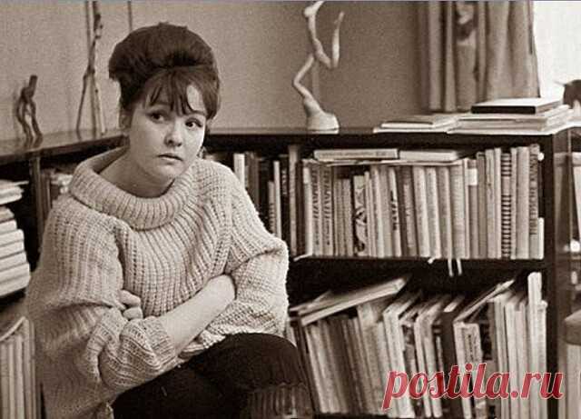 БЕЛЛА АХМАДУЛИНА

ТВОЙ ДОМ

Твой дом, не ведая беды, 
меня встречал и в щёку чмокал. 
Как будто рыба из воды, 
сервиз выглядывал из стёкол. 

И пёс выскакивал ко мне, 
как галка маленький, орущий, 
и в беззащитном всеоружьи 
торчали кактусы в окне. 

От неурядиц всей земли 
я шла озябшим делегатом, 
и дом смотрел в глаза мои 
и добрым был и деликатным. 

На голову мою стыда 
он не навлёк, себя не выдал. 
Дом клялся мне, что никогда 
он этой женщины не видел. 

Он говорил: ...